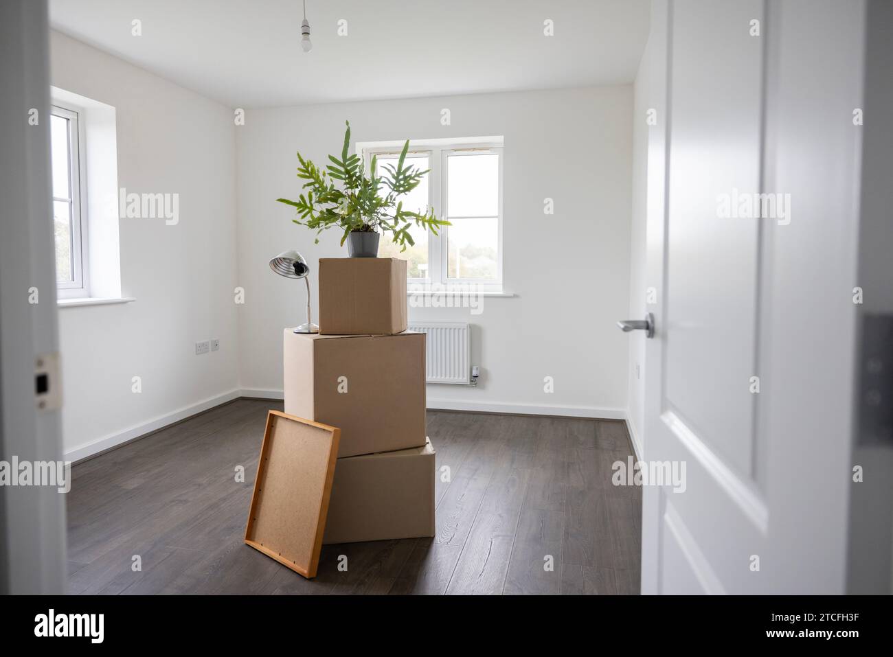 Leerer Raum Im Neuen Zuhause Am Umzugstag Mit Verpackungsboxen Stockfoto