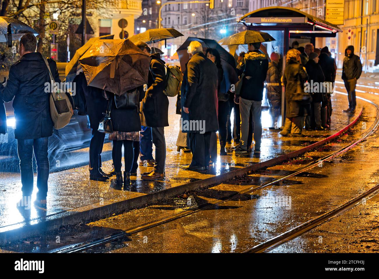 Warten. Fahrgäste warten am Feierabend auf die Straßenbahn in München. München Bayern Deutschland *** wartende Passagiere warten am Ende des Arbeitstages in München München Bayern Deutschland Copyright: XRolfxPossx Stockfoto