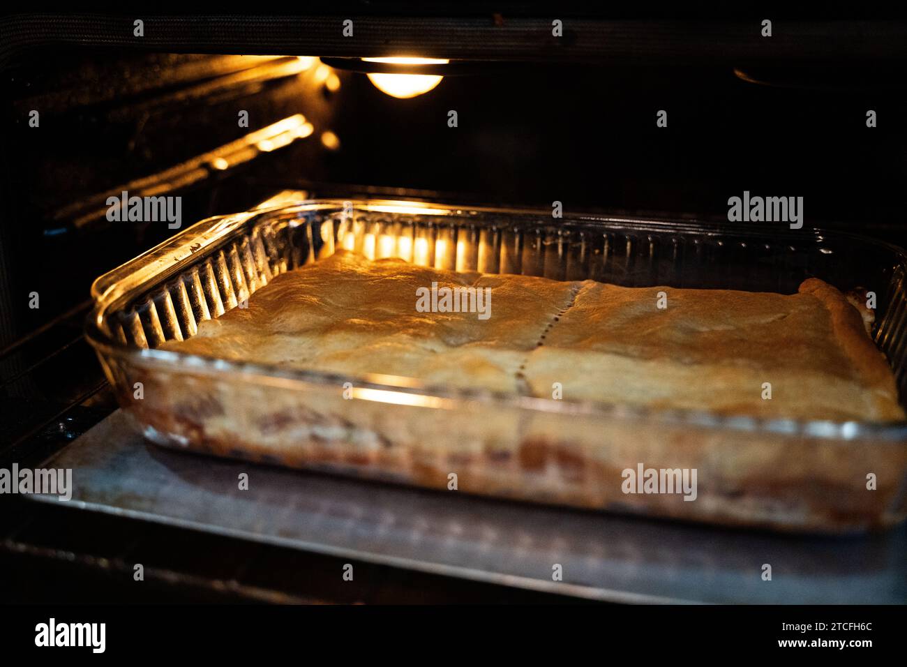 Schinken-Käse-Halbmond-Bake Stockfoto