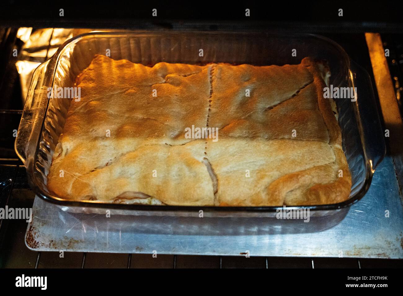 Schinken-Käse-Halbmond-Bake Stockfoto