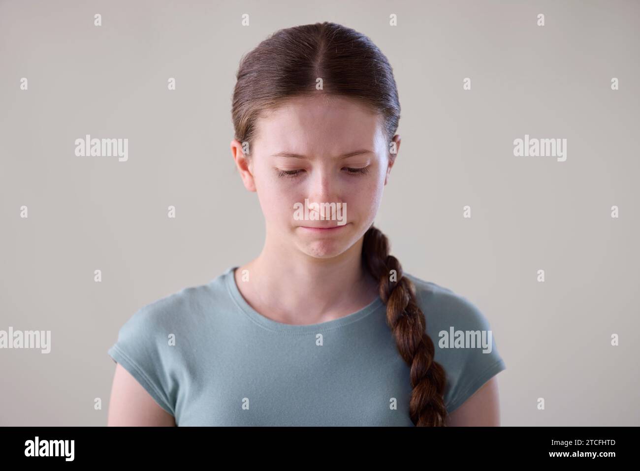 Studio Porträt Des Gestressten Unsicheren Teenager Mädchen Besorgt Über Psychische Gesundheit Probleme Oder Mobbing Schauend Nach Unten Stockfoto