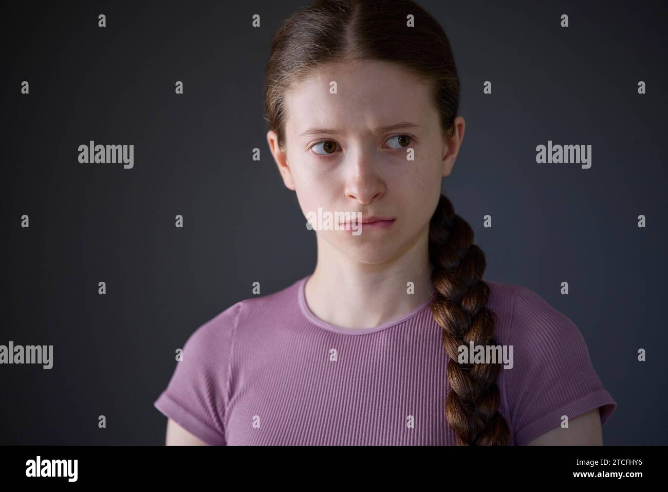 Studio Porträt Von Gestressten Unsicheren Teenager Mädchen Besorgt Über Psychische Gesundheit Probleme Oder Schikanen Beißen Lippe Stockfoto