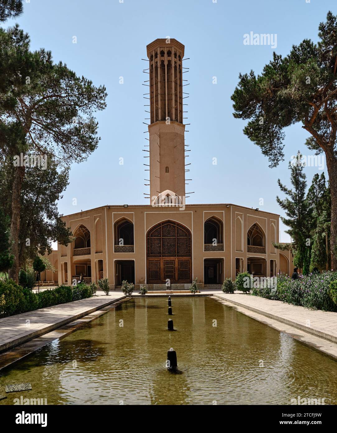 Windturm (Windfänger), Dowlat Abat Garden. Yazd City. Iran. Niedrigwinkelansicht von Dowlat, einem Symbol der iranischen Kultur: Dowlat Abad oder Dowlatabat. Stockfoto