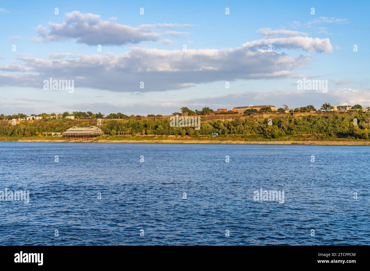 Modernes Kasino auf Stelzen am Fluss Mississippi in Natchez Mississippi Stockfoto