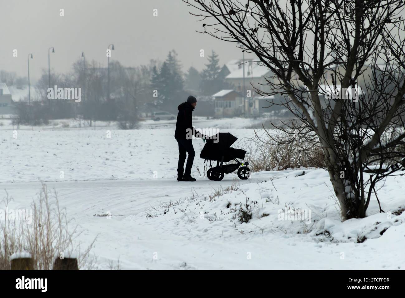 Verschneite Straßen und Straßen im Winter kalter Morgen im Dorf Lenesice CZ 12 09 2023 Stockfoto