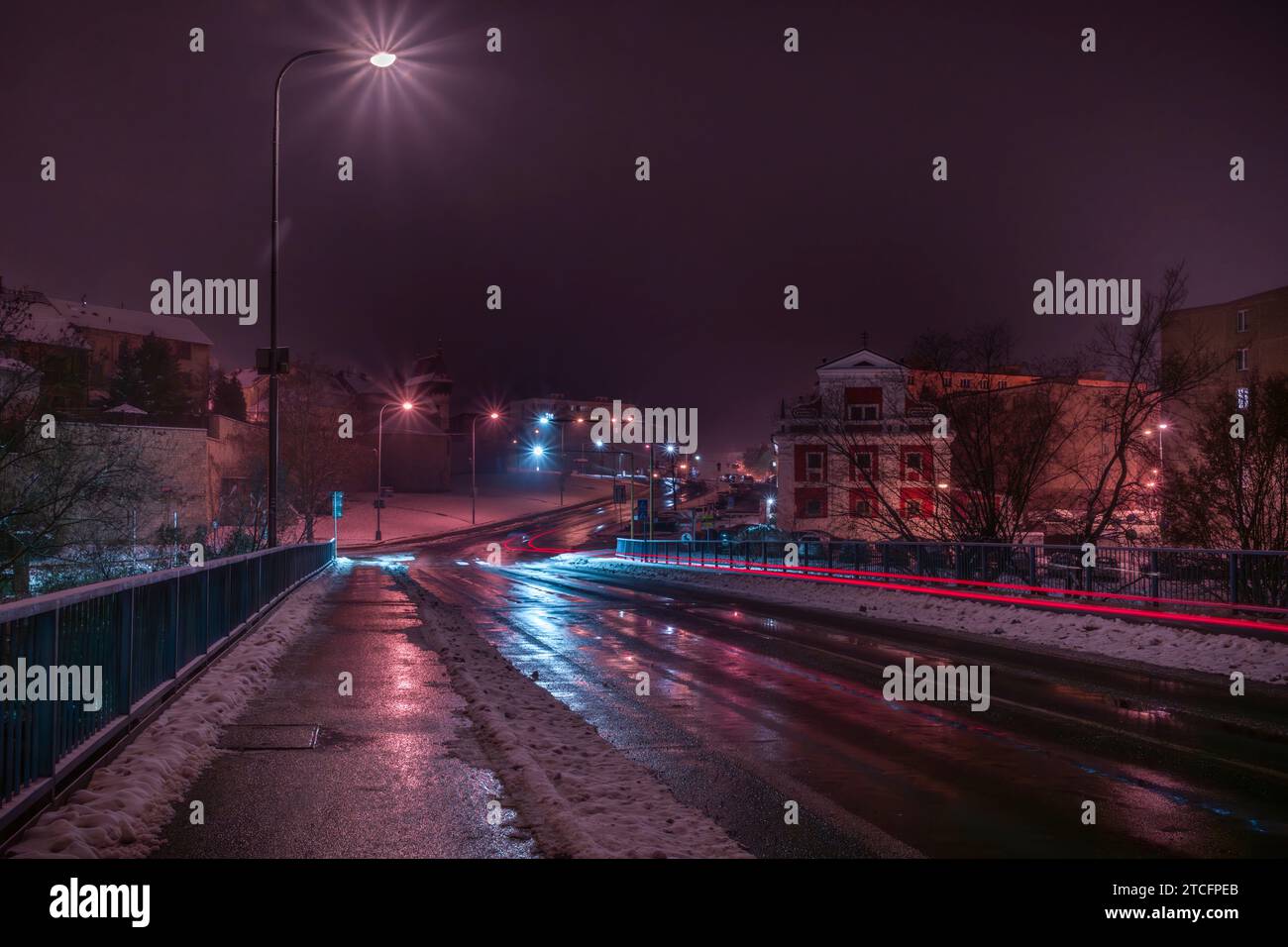Hauptstraße der nordböhmischen Stadt in der Nacht im dunklen Louny CZ 12 09 2023 Stockfoto