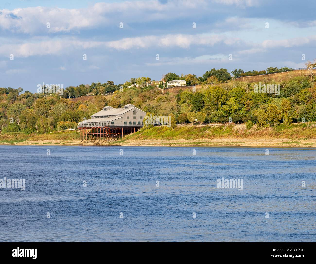 Modernes Kasino auf Stelzen am Fluss Mississippi in Natchez Mississippi Stockfoto