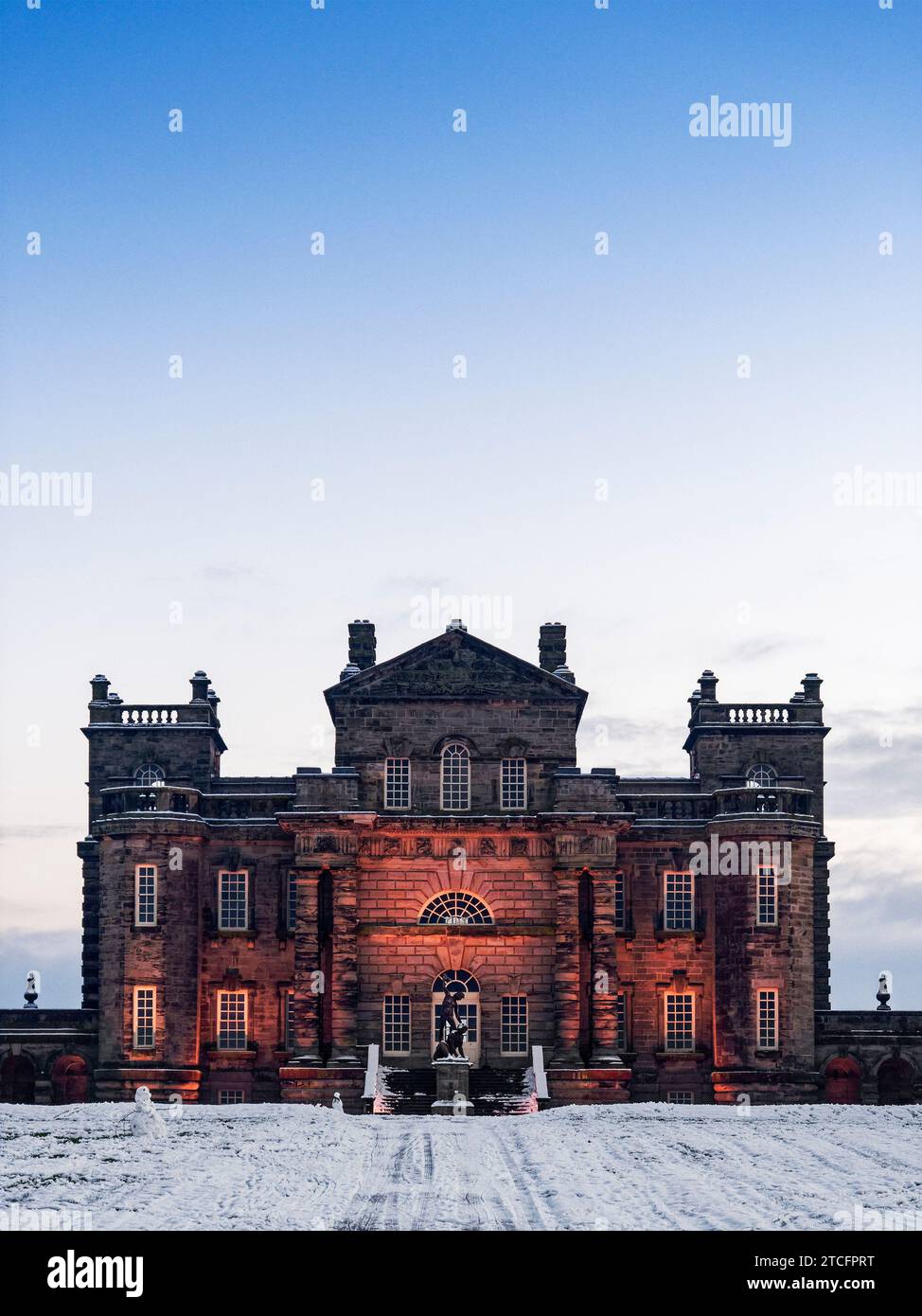 Seaton Delaval Hall, Northumberland, Großbritannien im Winter mit Schnee und Beleuchtung vom öffentlichen Fußweg. Stockfoto