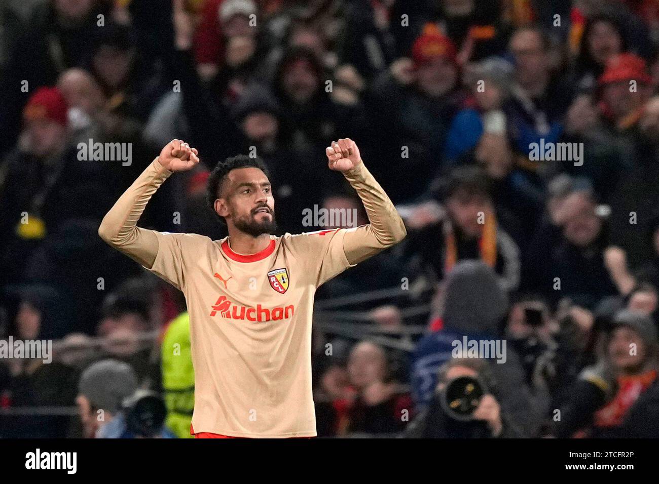 Lens' Angelo Fulgini celebrates after scoring his side's second goal during the Champions League Group B soccer match between Lens and Sevilla at the Bollaert stadium in Lens, France, Tuesday, Dec. 12, 2023. (AP Photo/Thibault Camus) Stockfoto