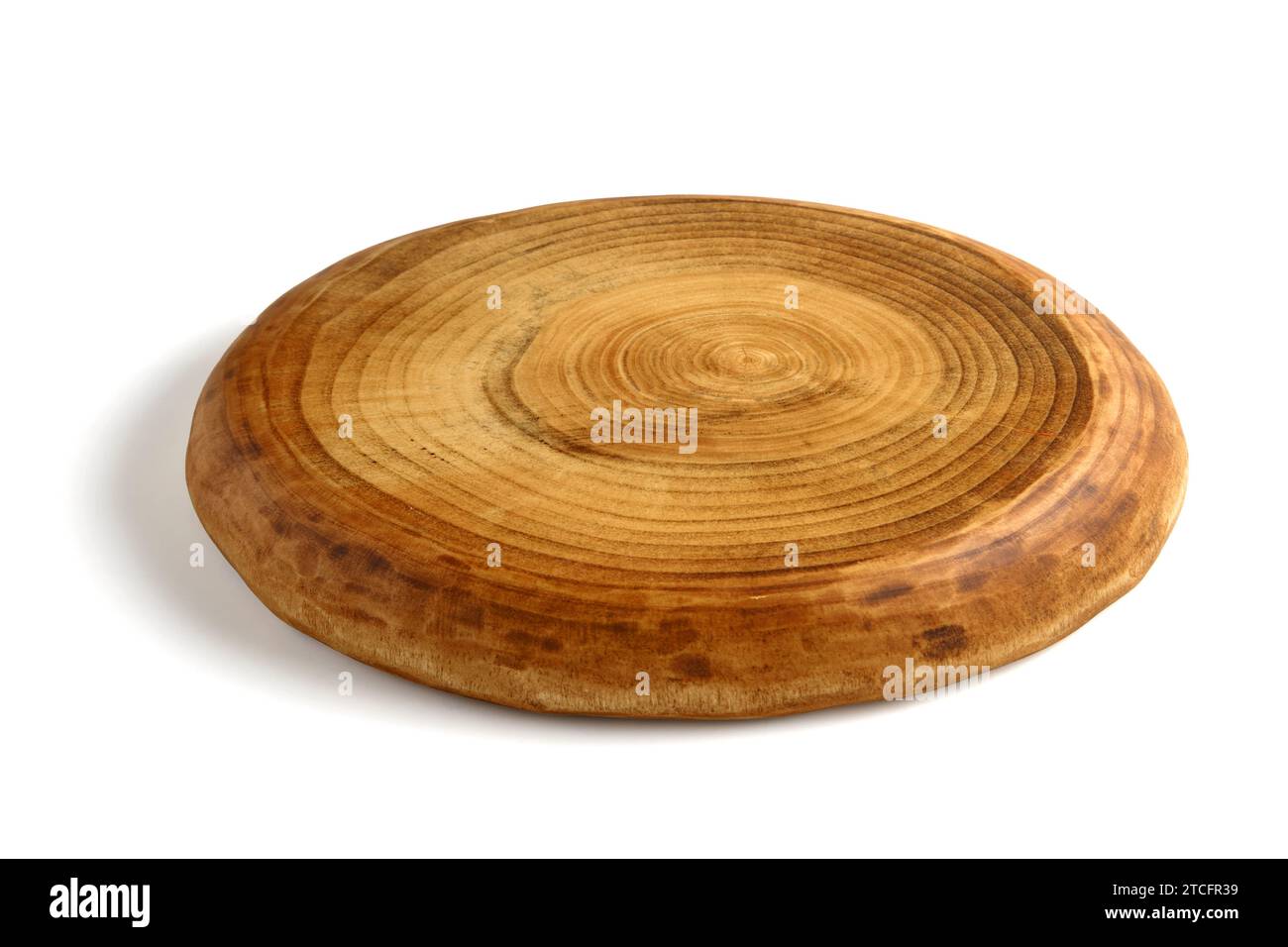 Holzbrettständer mit unregelmäßiger Form isoliert auf weißem Hintergrund. Hochwinkelansicht mit Kopierraum Stockfoto