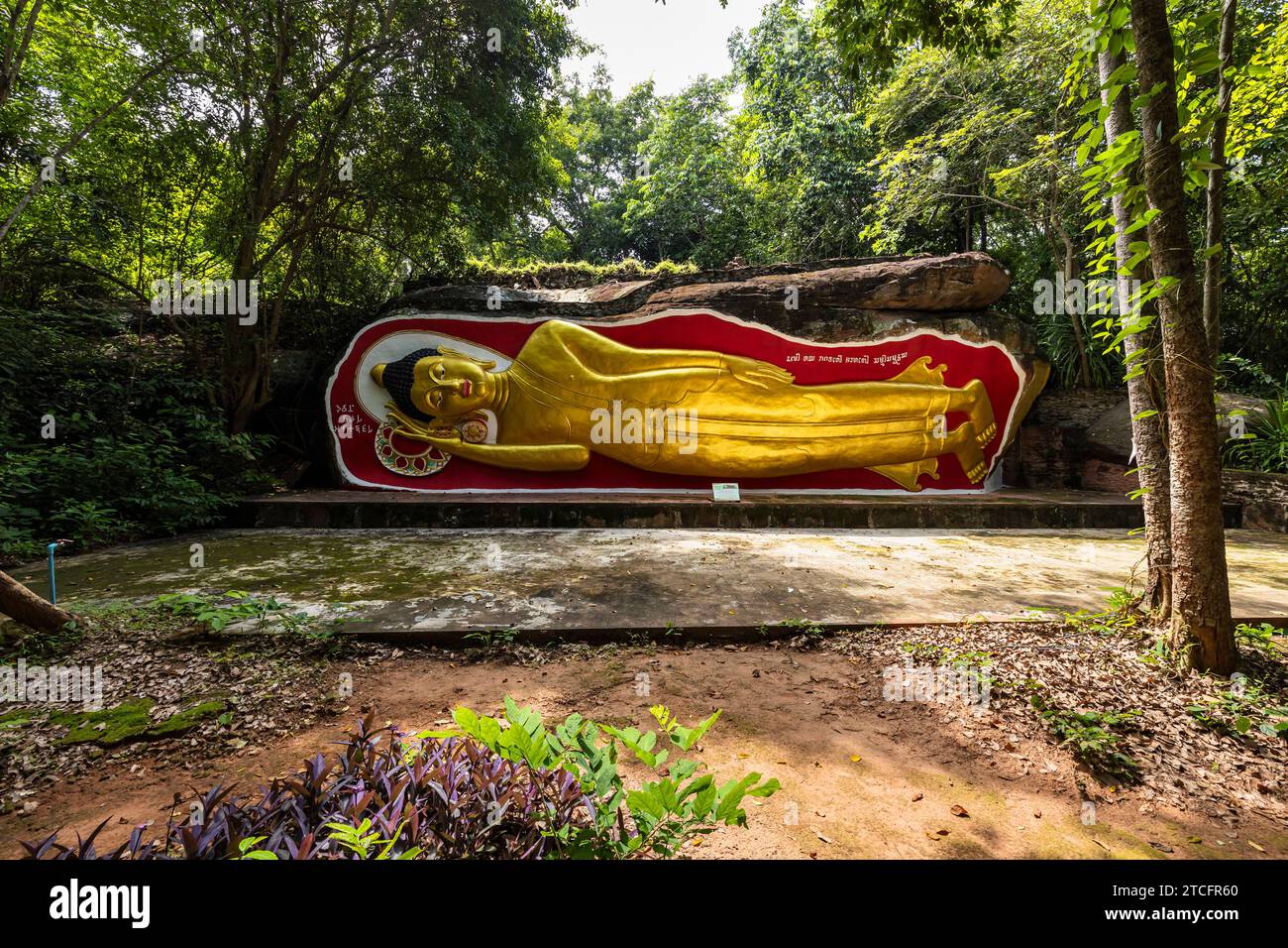 Wat Khao Chan Ngam (Wat Loet Sawat), liegende Buddha-Statuen, Felsschnitzereien, Nakhon Ratchasima, Isan, Thailand, Südostasien, Asien Stockfoto