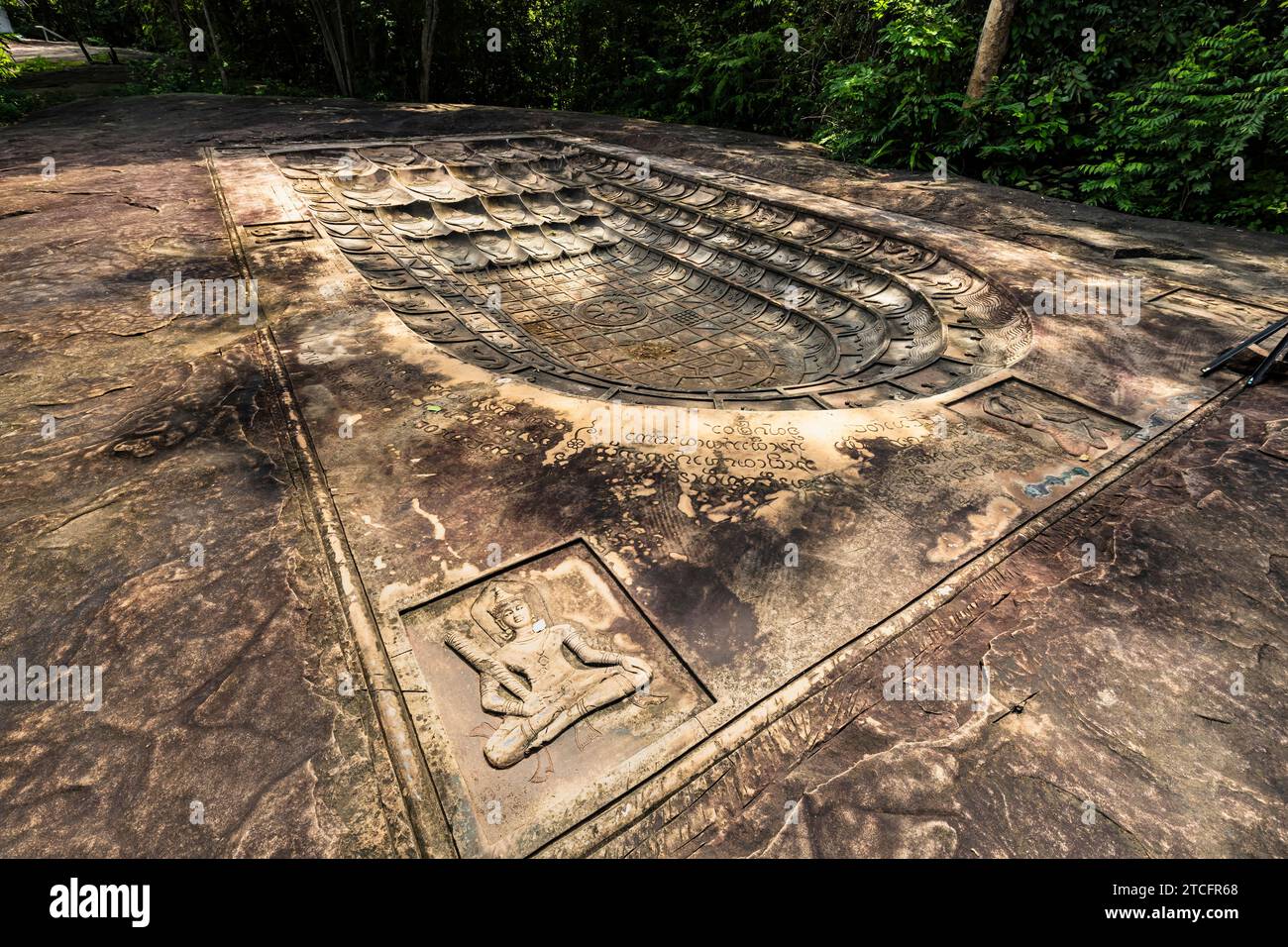 Wat Khao Chan Ngam (Wat Loet Sawat), riesiger Fußabdruck von Buddha, Steinschnitzereien, Nakhon Ratchasima, Isan, Thailand, Südostasien, Asien Stockfoto