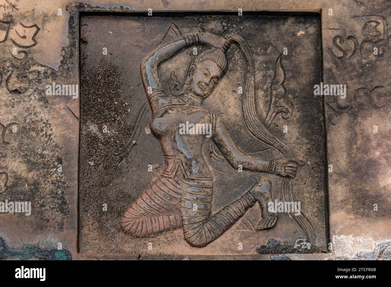 Wat Khao Chan Ngam (Wat Loet Sawat), Göttin Relief, Teil des riesigen Fußabdruckreliefs von Buddha, Nakhon Ratchasima, Isan, Thailand, Südostasien, Asien Stockfoto