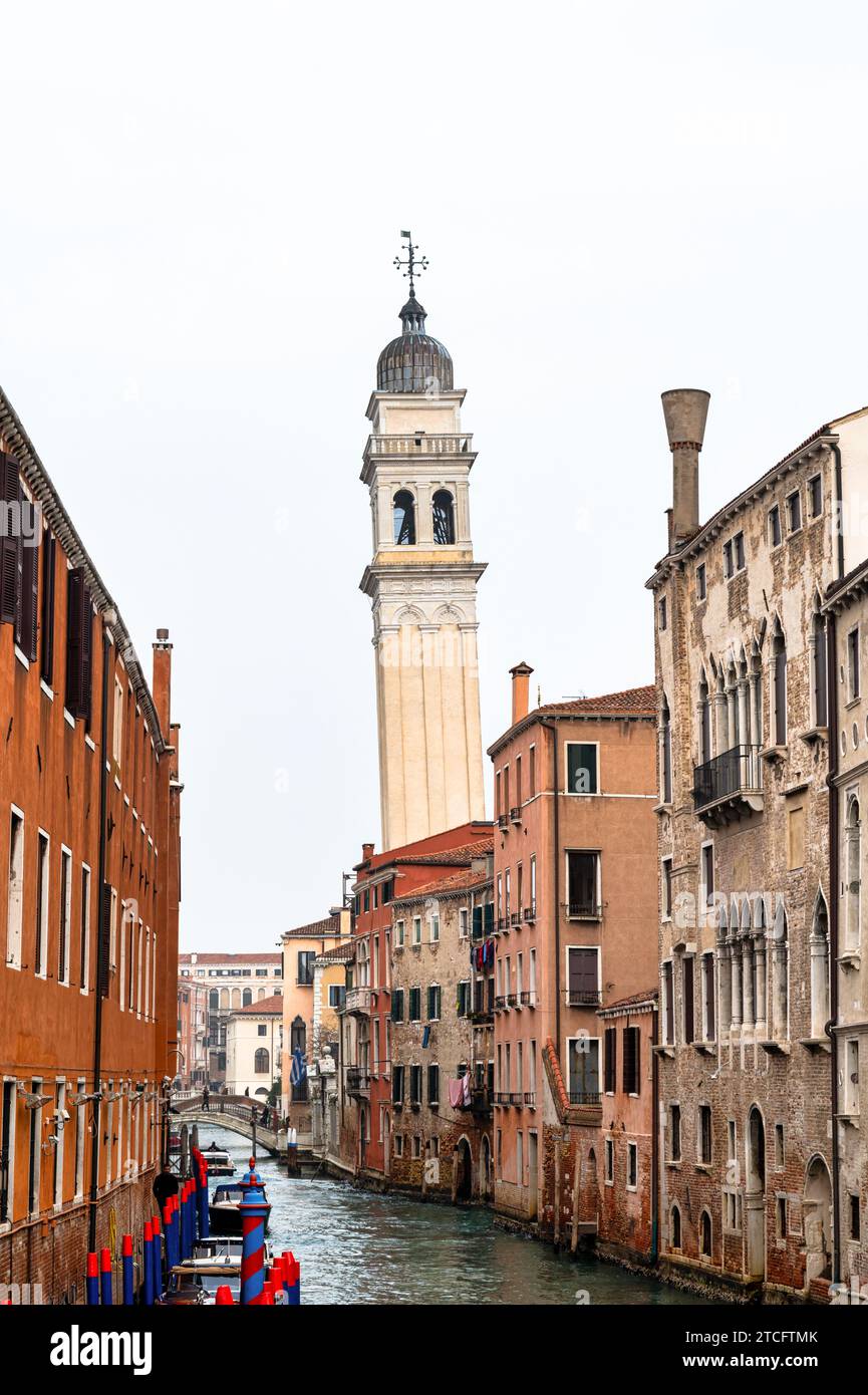 Venedig, Italien - 24. Februar 2023: Der Schiefe Turm der St. Georgs Kirche in Venedig. Stockfoto