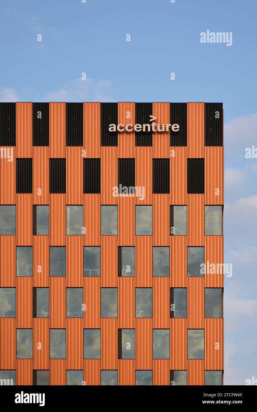 Accenture-Logo auf der Kupferfassade des Wave-Bürogebäudes in Aleja Grunvaldzka, Danzig, Polen, Europa, EU ab 2023 Stockfoto