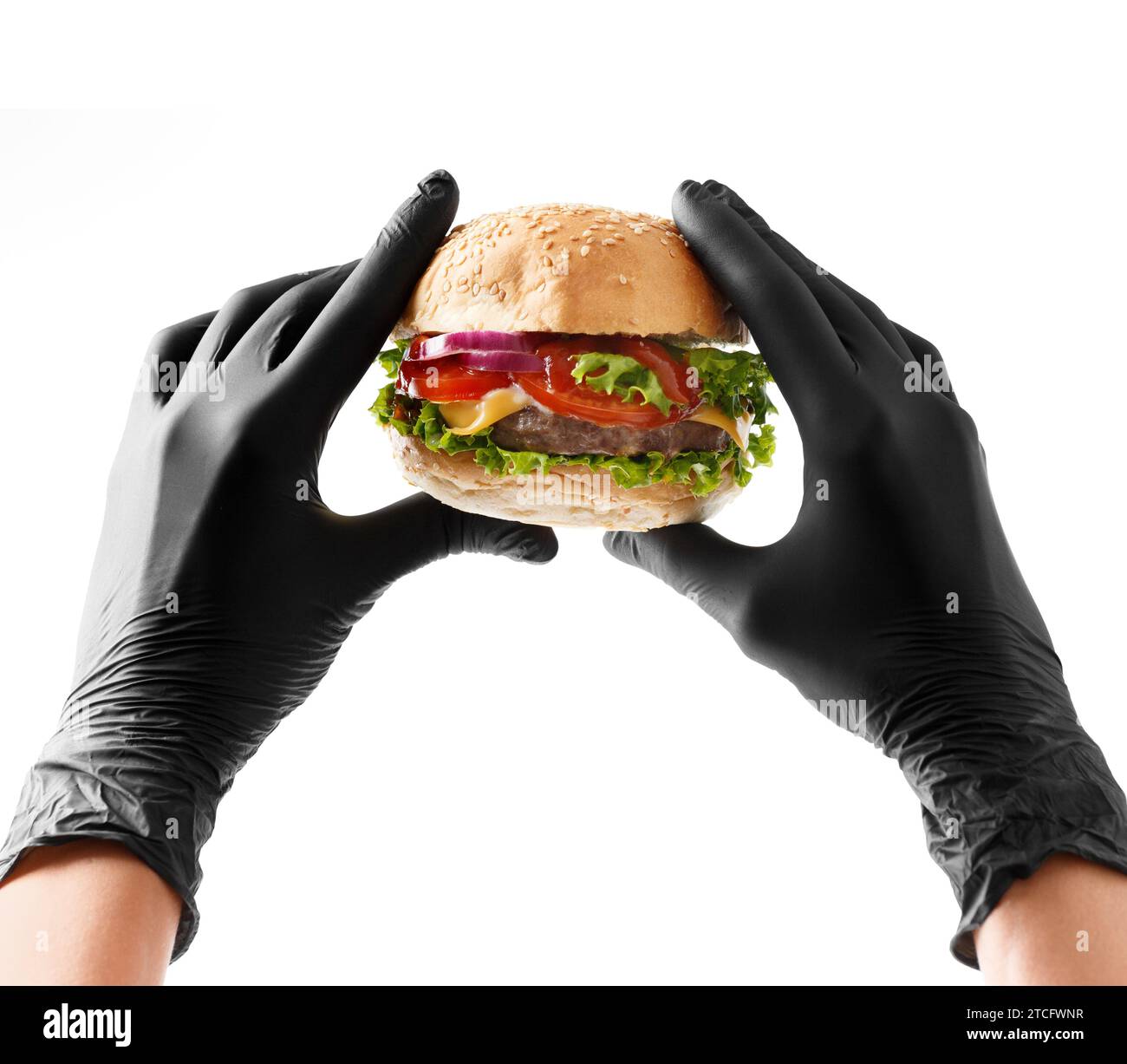 Hände in schwarzen Handschuhen halten einen saftigen, appetitlichen Rindfleischburger auf weißem Hintergrund. Hamburger in Händen isoliert. Banner, Fast-Food-Werbung. Stockfoto