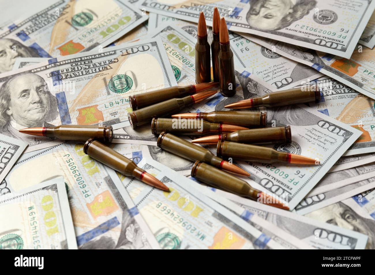 Kampfarmee-Kugeln, Patronen liegen auf amerikanischen Dollar-Banknoten, das Konzept des Waffenhandels, die Finanzierung militärischer Operationen, das Militär Stockfoto