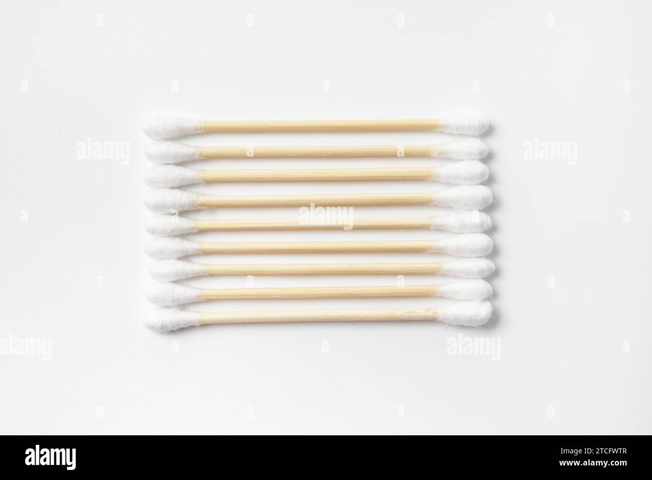 Wattestäbchen aus Holz auf weißem Hintergrund, Hygieneartikel aus natürlichen, umweltfreundlichen Materialien. Stockfoto