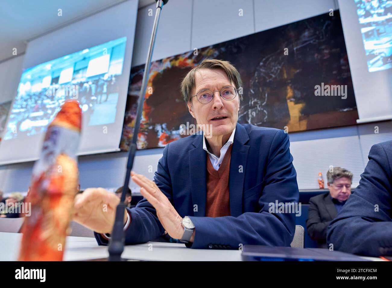 Karl Lauterbach - SPD Bundestagsfraktion Deutschland, Berlin, 12.12.2023: Bundesgesundheitsminister Karl Lauterbach SPD im Bundestag. SPD Bundestagsfraktion - Letzte Sitzung vor Weihnachten. *** Karl Lauterbach SPD Bundestagsfraktion Deutschland, Berlin, 12 12 2023 Bundesgesundheitsminister Karl Lauterbach SPD in der SPD Bundestagsfraktion letztes Treffen vor Weihnachten Stockfoto