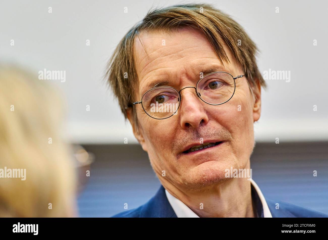 Karl Lauterbach - SPD Bundestagsfraktion Deutschland, Berlin, 12.12.2023: Bundesgesundheitsminister Karl Lauterbach SPD im Bundestag. SPD Bundestagsfraktion - Letzte Sitzung vor Weihnachten. *** Karl Lauterbach SPD Bundestagsfraktion Deutschland, Berlin, 12 12 2023 Bundesgesundheitsminister Karl Lauterbach SPD in der SPD Bundestagsfraktion letztes Treffen vor Weihnachten Stockfoto