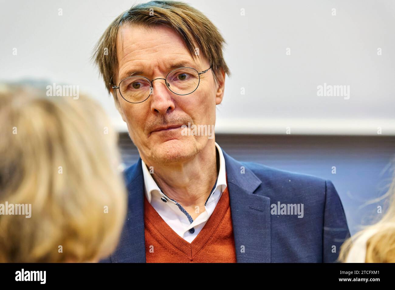 Karl Lauterbach - SPD Bundestagsfraktion Deutschland, Berlin, 12.12.2023: Bundesgesundheitsminister Karl Lauterbach SPD im Bundestag. SPD Bundestagsfraktion - Letzte Sitzung vor Weihnachten. *** Karl Lauterbach SPD Bundestagsfraktion Deutschland, Berlin, 12 12 2023 Bundesgesundheitsminister Karl Lauterbach SPD in der SPD Bundestagsfraktion letztes Treffen vor Weihnachten Stockfoto