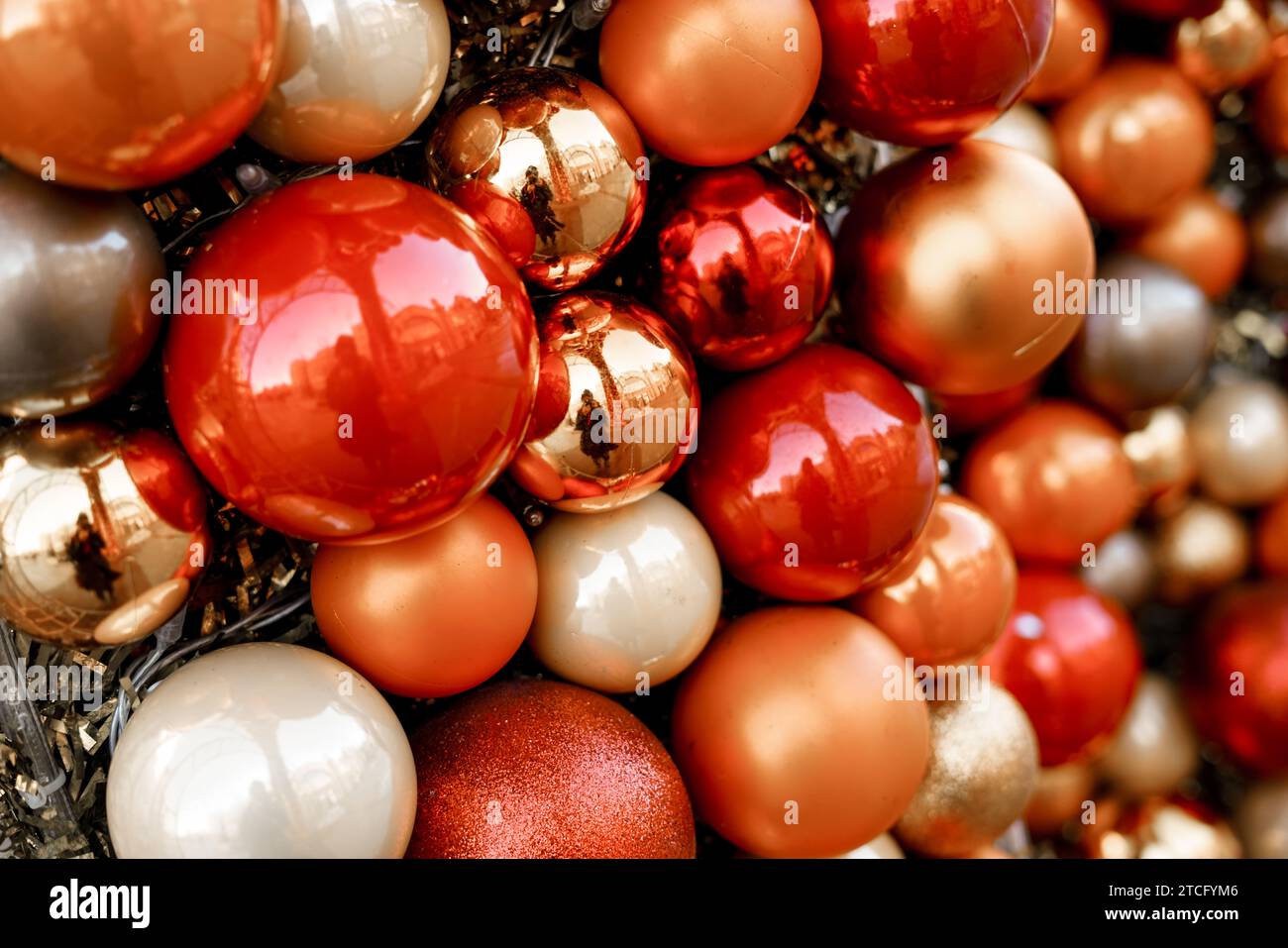 Farbenfrohe weihnachtskugeln. Stockfoto