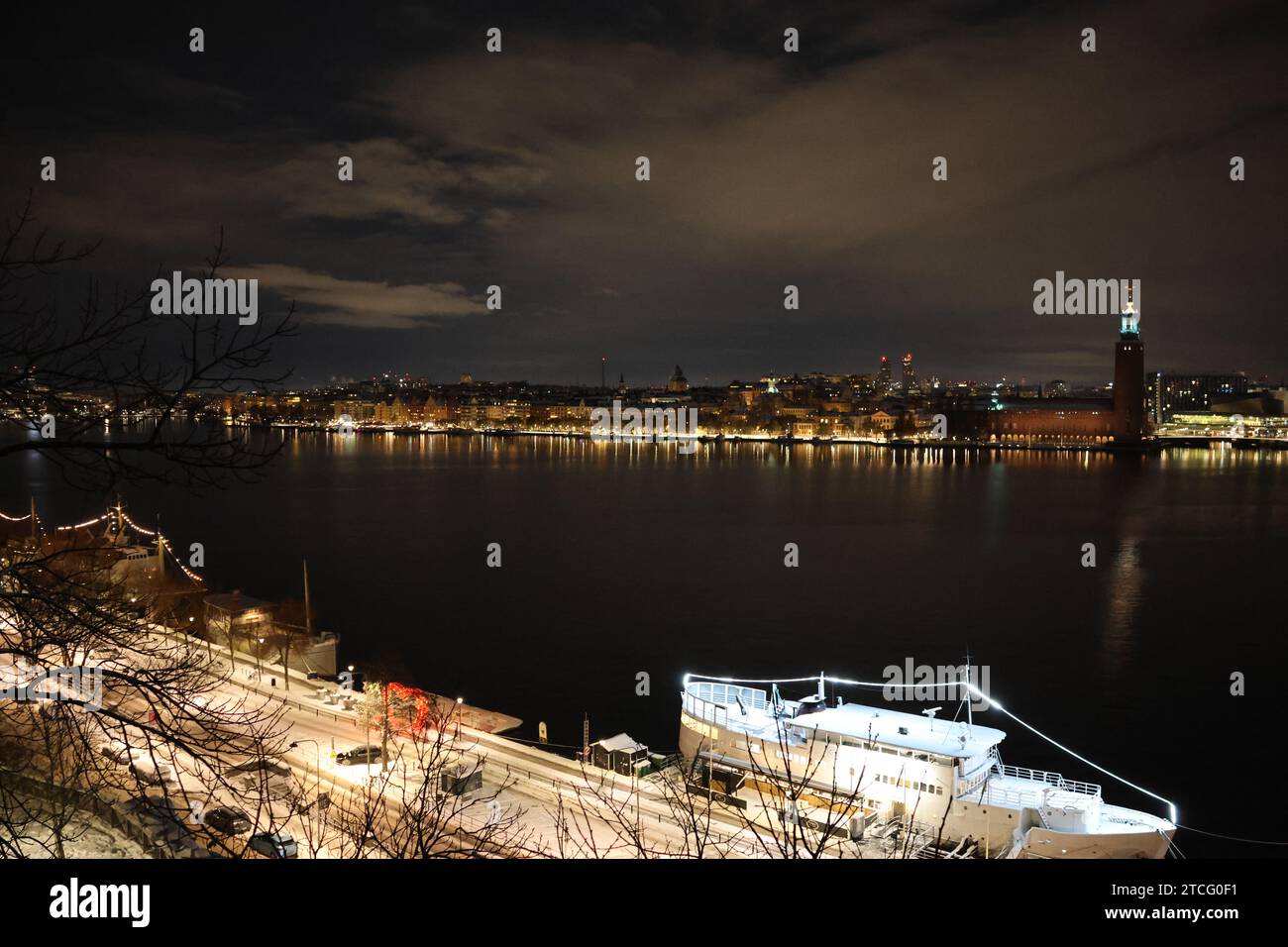 Stockholm Stadt. Keine Menschen, klarer Himmel, keine Wolken, Lichtreflexe im Malaren-See. Einige Boote im Vordergrund. GoranOfSchweden Stockfoto