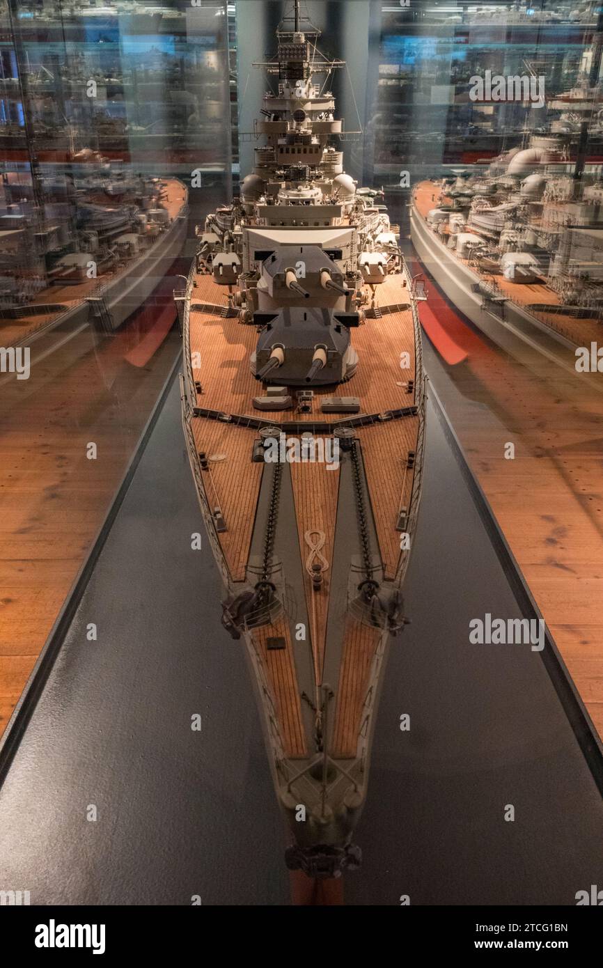 Modell des deutschen Schlachtschiffs Tirpitz, des Kriegsschiffs der Bismarck-Klasse im Internationalen Schifffahrtsmuseum in der HafenCity, Hamburg. Stockfoto