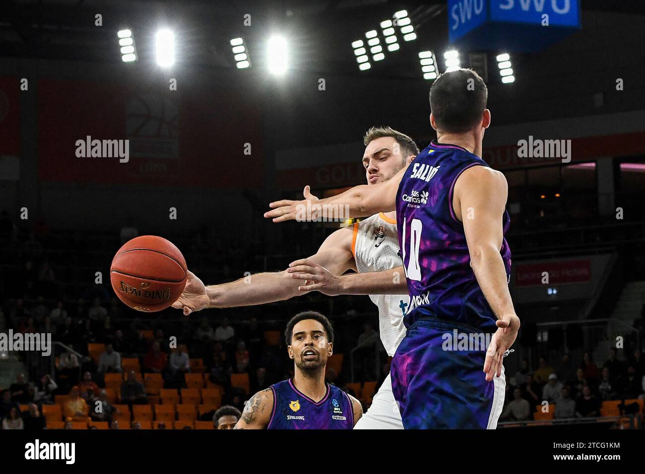 12.12.2023, ratiopharm Arena, Neu-Ulm, DE, EuroCup, ratiopharm Ulm vs Dreamland Gran Canaria, im Bild Nicolas Bretzel (Ulm, #13) setzt sich gegen Miguel Salvo (Gran Canaria, #10) durch Foto ? Nordphoto GmbH/Hafner Stockfoto