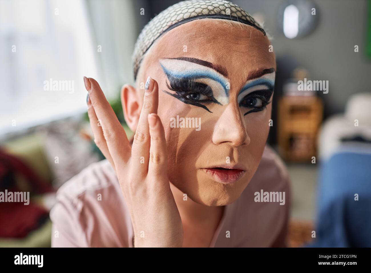 POV von männlichen Drag-Queen-Darstellern, die falsche Wimpern anziehen und Make-up machen, um sich auf die Bühne vorzubereiten Stockfoto