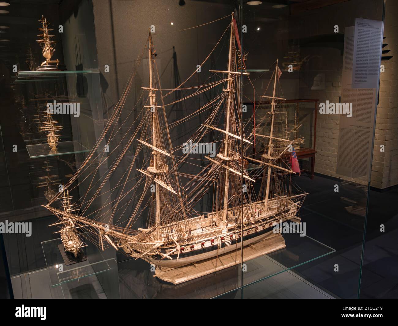 Das Elfenbeinmodell des Charles W. Morgan (1841) ist das letzte der amerikanischen Walfangflotte, das International Maritime Museum in der HafenCity, Hamburg. Stockfoto