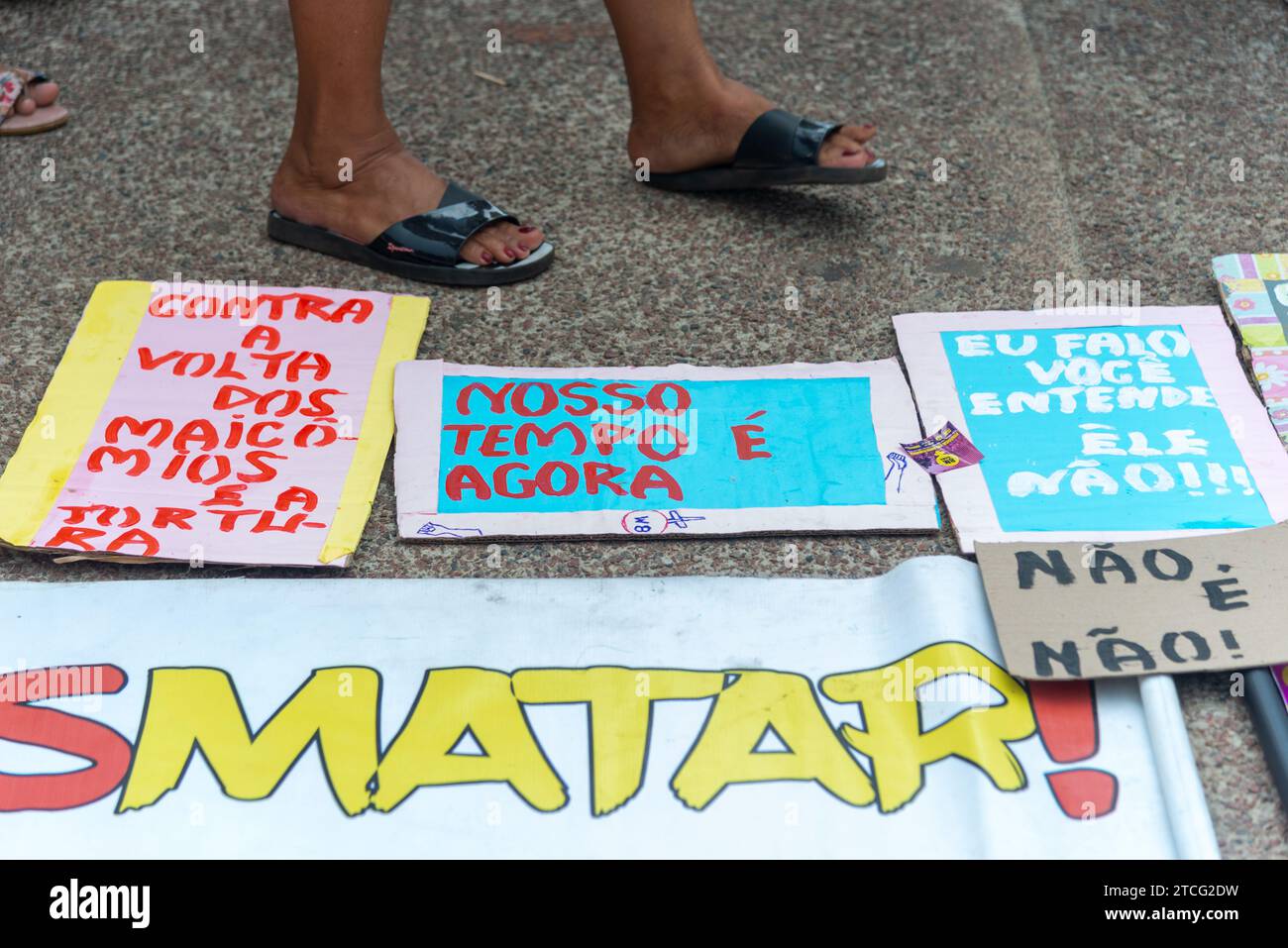 Salvador, Bahia, Brasilien - 08. März 2020: Plakate, Banner und Fahnen werden auf dem Boden während des Frauentages in Salvador, Bahia, gesehen. Stockfoto