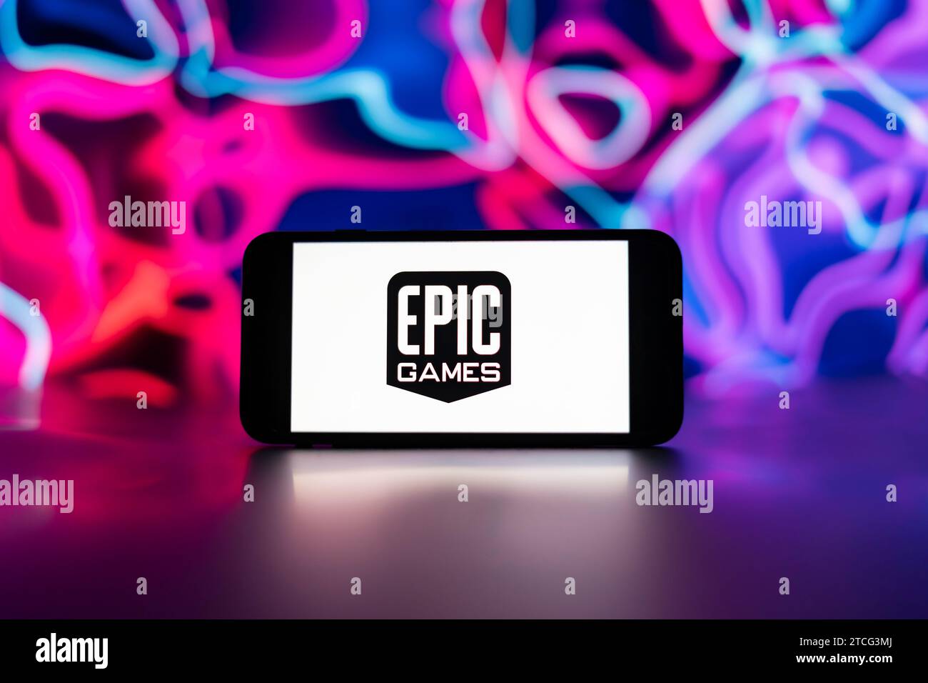 In dieser Fotoabbildung wird das Epic Games-Logo auf dem Bildschirm eines Mobiltelefons angezeigt. Stockfoto