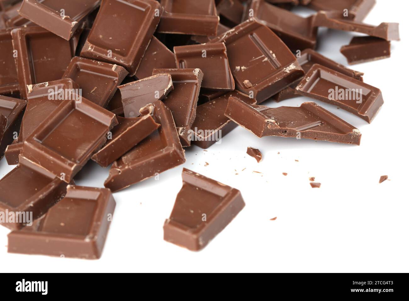 Haufen Schokoladenbrocken auf weißem Hintergrund. Stockfoto