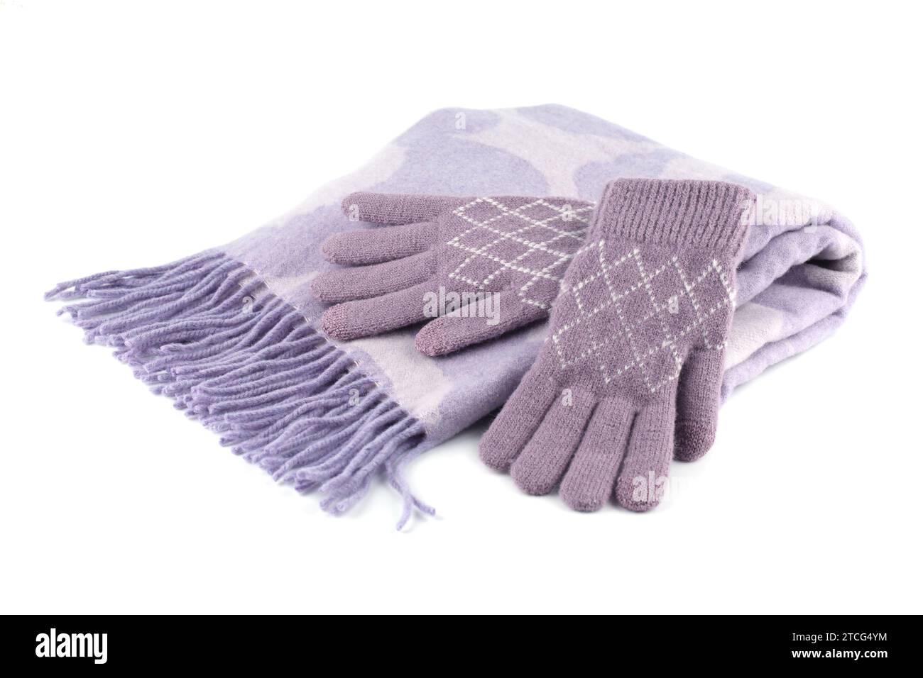 Rosa Winterschal und Handschuhe isoliert auf weißem Hintergrund. Stockfoto