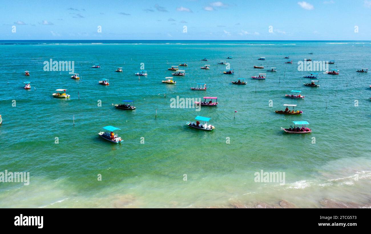 Farbenfrohe Boote auf dem Wasser in San Miguel de Milagres in Brasilien. Stockfoto