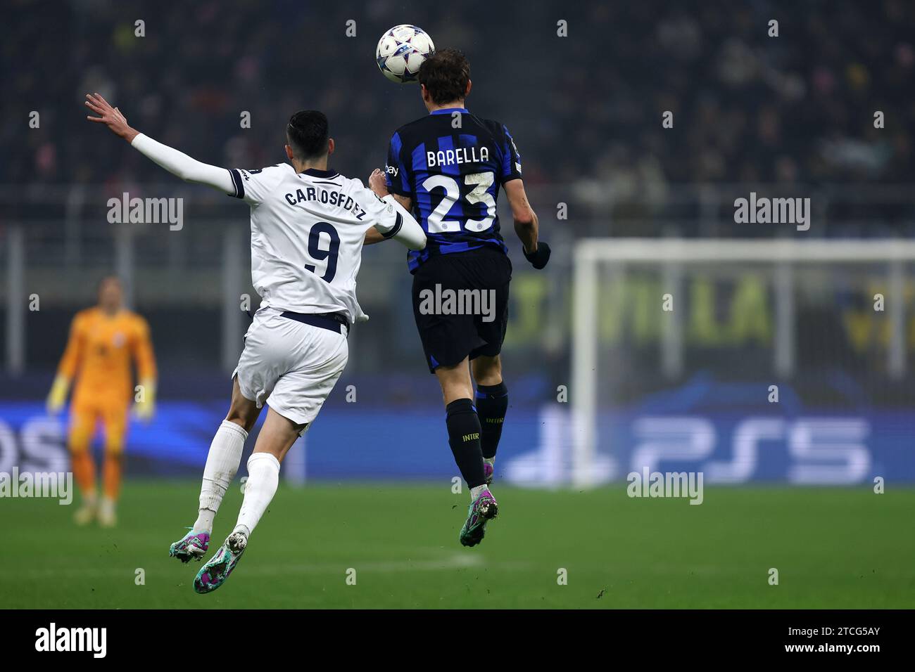 Mailand, Italien. Dezember 2023. Carlos Fernandez von Real Sociedad und Nicolo Barella vom FC Internazionale kämpfen am 12. Dezember 2023 im Stadio Giuseppe Meazza in Mailand um den Ball. Quelle: Marco Canoniero/Alamy Live News Stockfoto