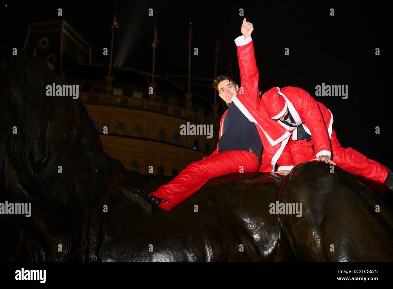 Die Leute nehmen an der SantaCon am Trafalgar Square Teil, bei der sie sich als Weihnachtsmann verkleiden und dann in die Stadt gehen, um Weihnachtsstimmung zu verbreiten. Die Stockfoto