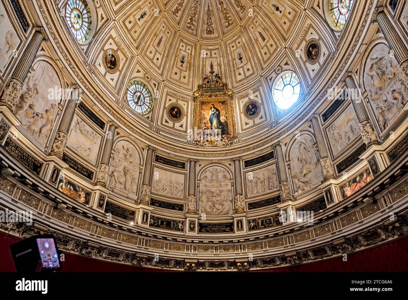 Majestätische Kuppeldecke mit künstlerischen Fresken in der Kathedrale von Sevilla, Spanien, die zum UNESCO-Weltkulturerbe gehört Stockfoto