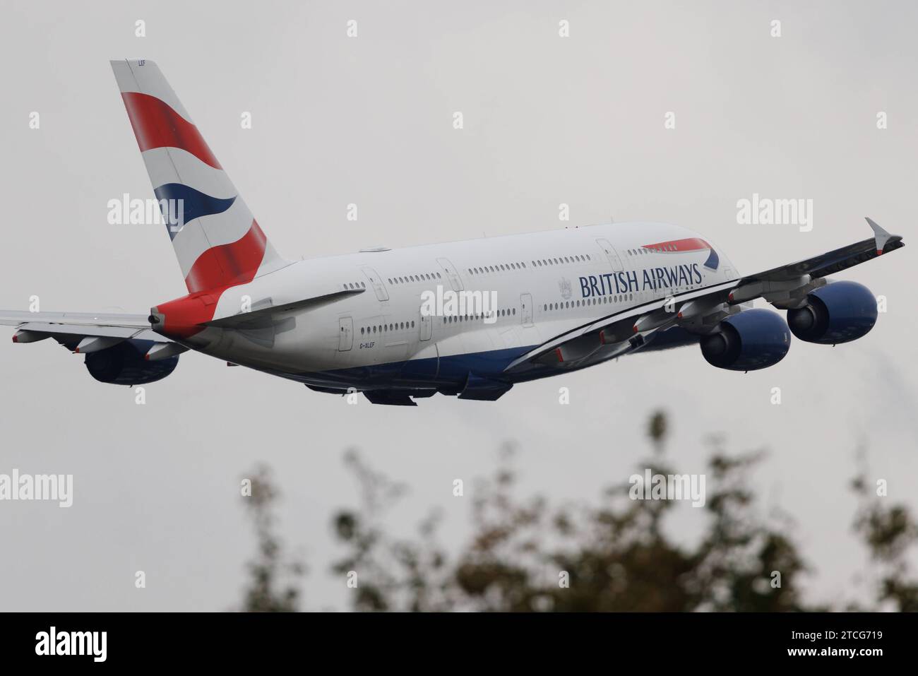 Der Airbus A380-841 A388 der Fluglinie British Airways BA / BAW mit der Registrierung G-XLEF MSN: 151 gestartet vom Flughafen London Heathrow Airport EGLL/lhr. London Greater London Vereinigtes Königreich *** der Airbus A380 841 A388 von British Airways BA BAW mit der Registrierung G XLEF MSN 151 startet vom Flughafen London Heathrow EGLL lhr London Greater London Vereinigtes Königreich Stockfoto