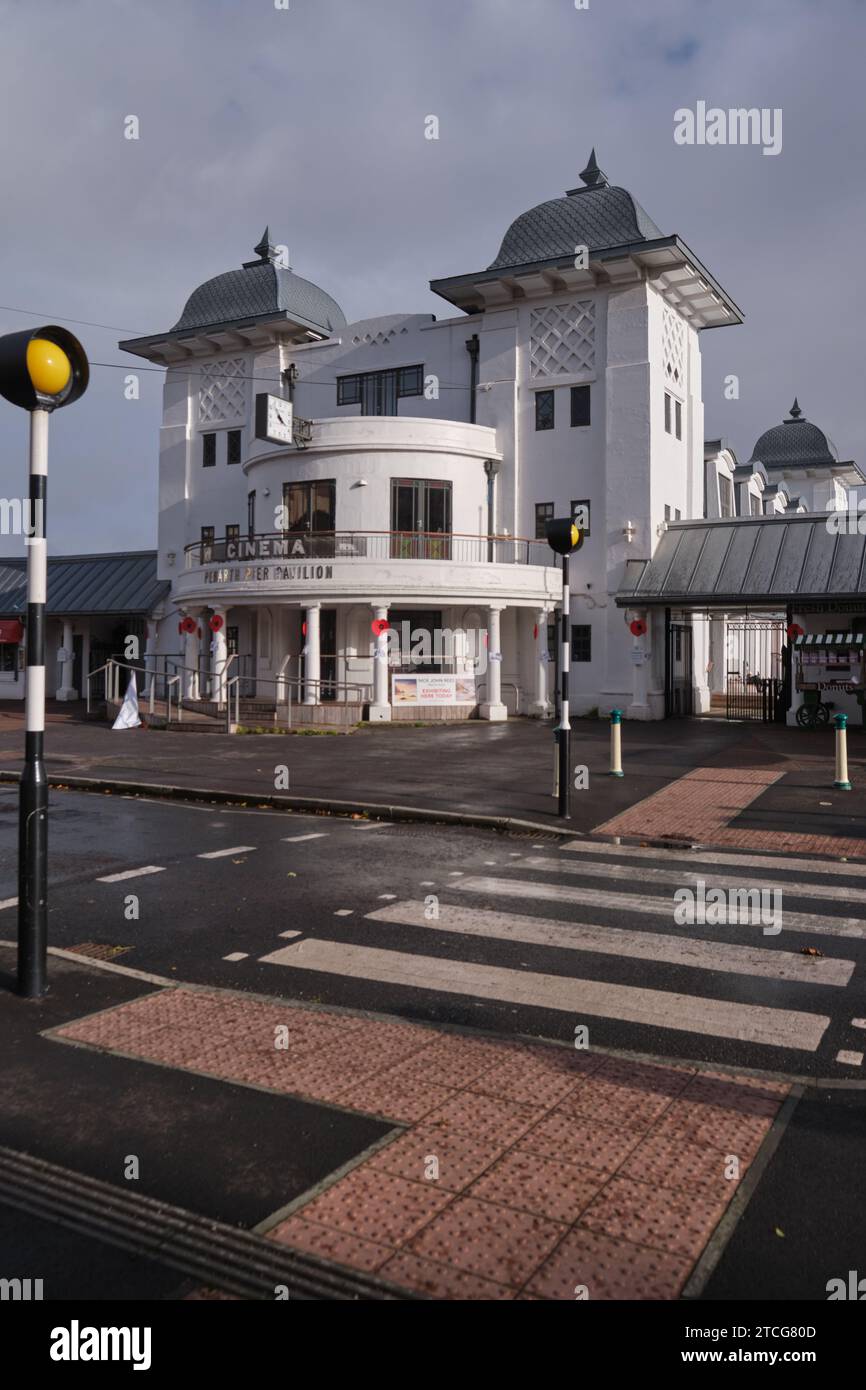 Penarth, Vale of Glamorgan, Wales, Europa - 13. November 2023: Überquerung der Zebra an der Küste, die zum Pier von Penarth führt. Stockfoto