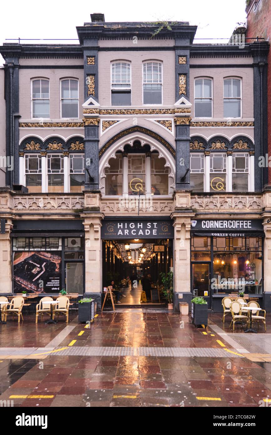 Cardiff, South Glamorgan, Wales, Europa - 14. November 2023: Eingang zur High Street Arcade Stockfoto