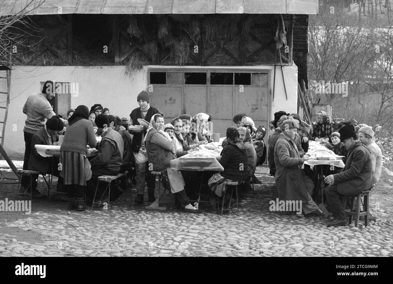 Tutana, Landkreis Arges, Rumänien, 2000. Menschen versammelten sich im Hof einer lokalen Person, um an den Tod eines Nachbarn zu erinnern, indem sie eine Mahlzeit teilten. Traditioneller christlich-orthodoxer Brauch. Stockfoto