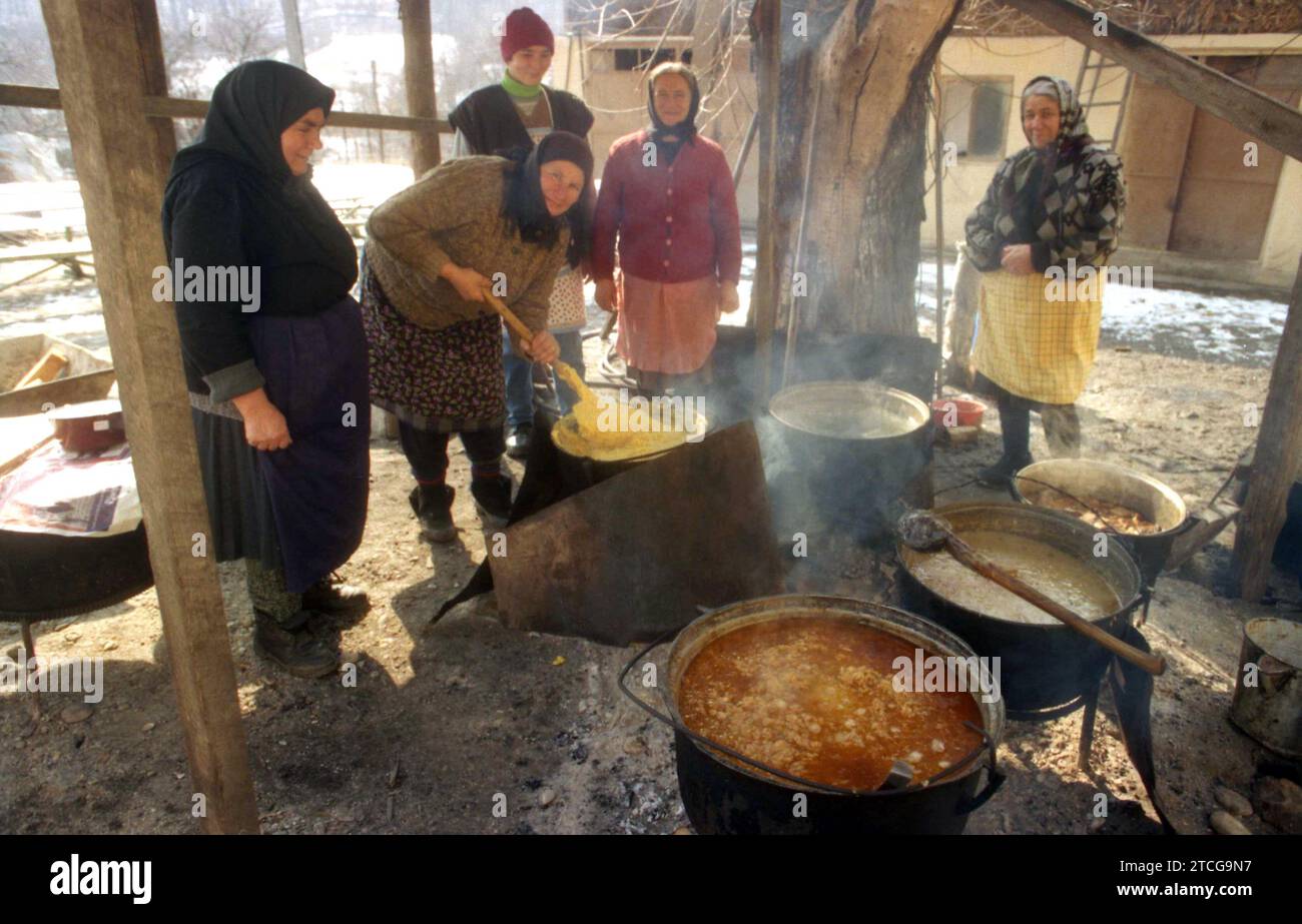 Tutana, Landkreis Arges, Rumänien, 2000. Frauen, die traditionelle Speisen im Freien, über Feuer, in großen Kesseln, für eine Veranstaltung im Dorf zubereiten. Stockfoto