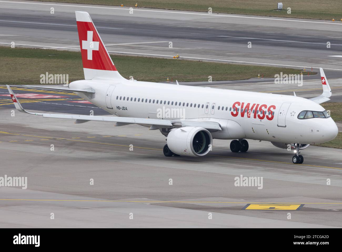 Der Airbus A320-271N A20N der Fluglinie Swiss LX / SWR mit der Registrierung HB-JDA MSN: 9246 rollt am Flughafen Zürich LSZH/ZRH. Kloten Zürich Schweiz *** der Airbus A320 271N A20N der Fluggesellschaft Swiss LX SWR mit der Registrierung HB JDA MSN 9246 fährt am Flughafen Zürich LSZH ZRH Kloten Zürich Schweiz Stockfoto