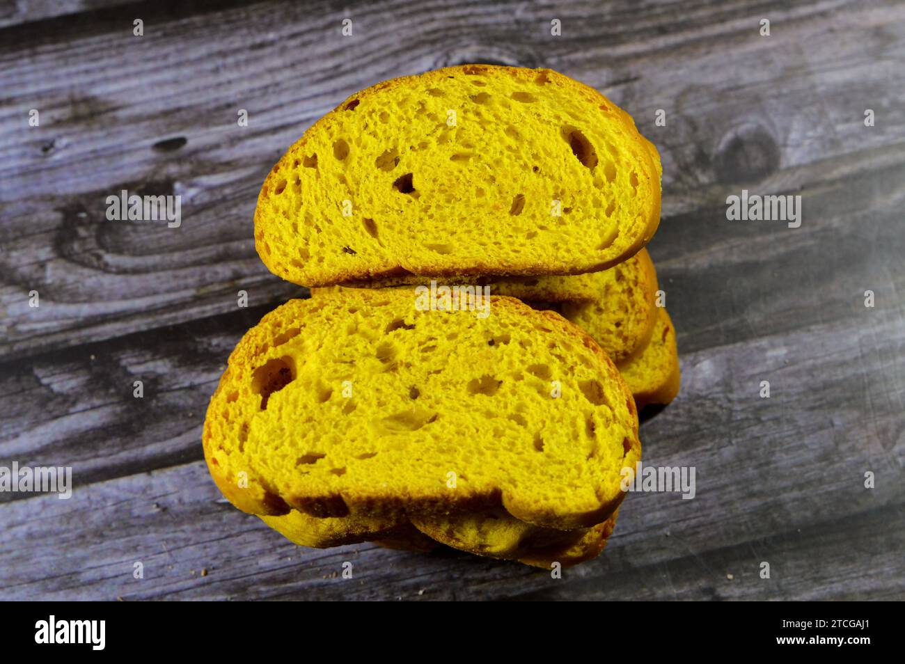 Ägyptische Fayesh Zwieback, stark geschwollenes knuspriges getrocknetes Brot, Cracker, Menschen haben oft Fayesh zusammen mit Tee oder Tee mit Milch, einige mögen es, es für ein s zu tauchen Stockfoto