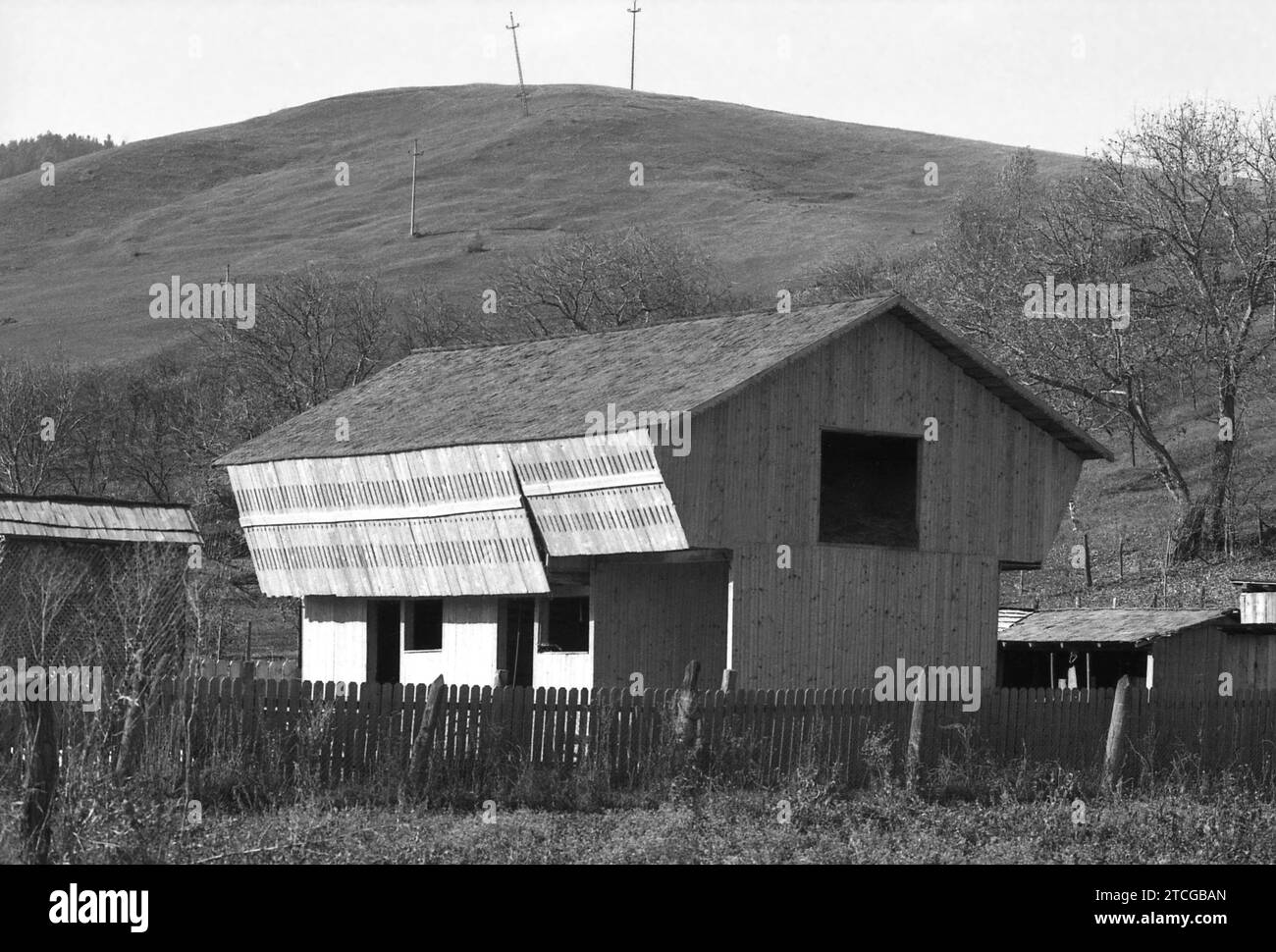 Scheune auf einem ländlichen Grundstück im Kreis Neamt, Rumänien, ca. 1998 Stockfoto