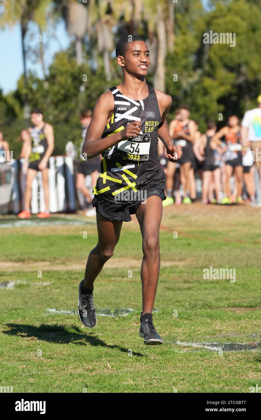 Tamrat Gavenas belegt den dritten Platz im Jungen-Rennen in 15:16,6, während der Foot locker Cross Country Championships in Morley Field am Samstag, 9. Dezember 2023, in San Diego. Stockfoto