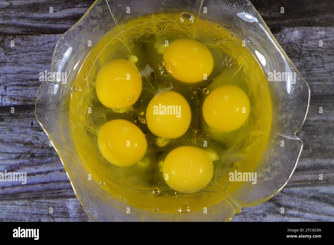 Rohe, ungekochte Eier in einer Schüssel bereit zum Kochen, frische und rohe Hühnereier aus biologischem Anbau, Stapel Eier isoliert und fertig zum Kochen in verschiedenen Stockfoto