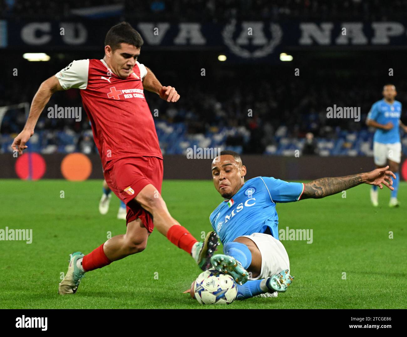 Neapel, Italien. Dezember 2023. Napoli Natan (R) streitet mit Bragas Victor Gomez während des Spiels der Gruppe C der UEFA Champions League zwischen Napoli und Braga am 12. Dezember 2023 in Neapel. Quelle: Alberto Lingria/Xinhua/Alamy Live News Stockfoto